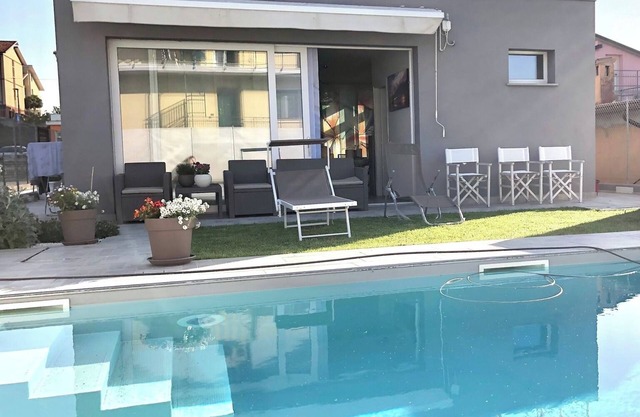 Ferienhaus 'Chalet Al Mare' mit privatem Pool, privatem Garten und Klimaanlage