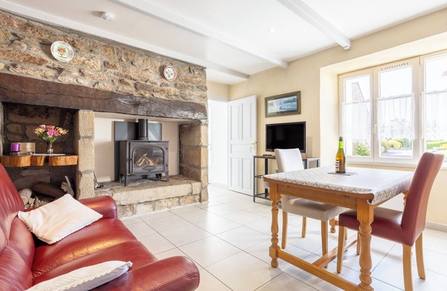 Ferienhaus 'Cheminée, Kerantum, Ruhig gelegen' mit gemeinsamem Garten und WLAN