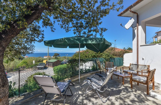 Ferienhaus 'Costa Del Sole' mit Meerblick, privater Terrasse und Wi-Fi