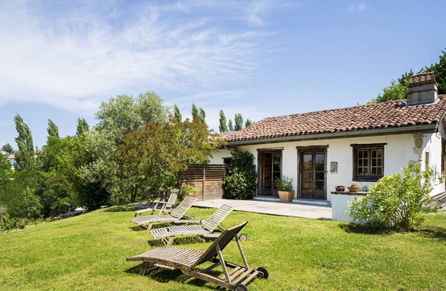 Ferienhaus 'Dependance Avec Jacuzzi' mit Terrasse, Garten und Wi-Fi