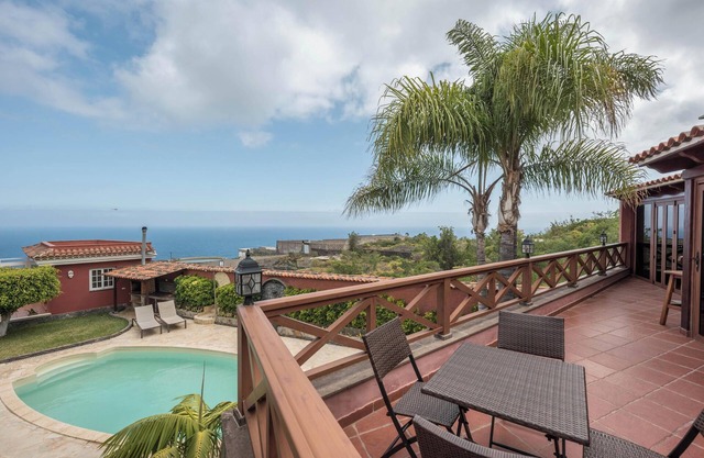 Ferienhaus 'Villa Gardel Casa Mango' mit Meerblick, Pool und WLAN