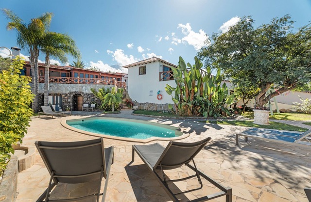 Ferienhaus 'Villa Gardel Casa Mango' mit Meerblick, Pool und WLAN