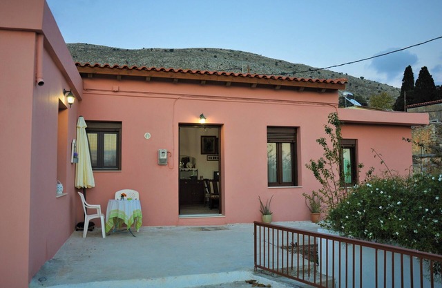 Ferienhaus 'House For Rent In Apostolous' mit Bergblick, Privatem Garten und Wi-Fi