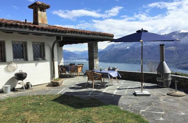 Ferienhaus in Brissago mit Schwimmbecken