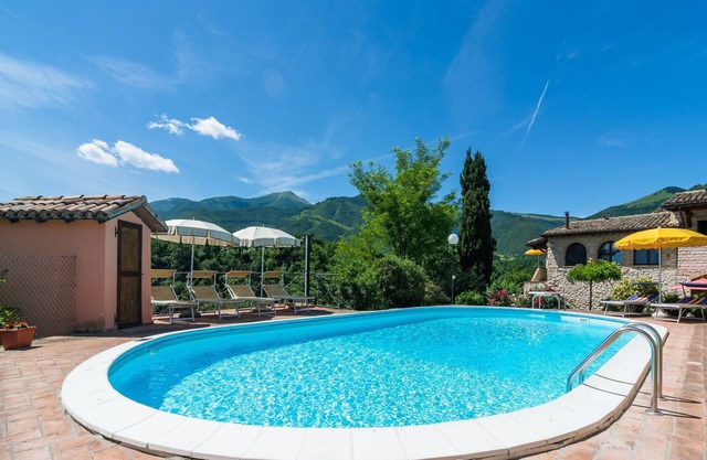 Geräumiges Ferienhaus in Cagli mit Garten