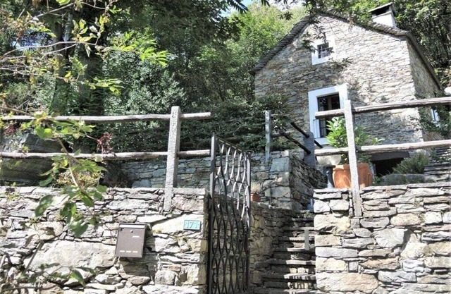 Ferienhaus in Cugnasco mit Schwimmbecken