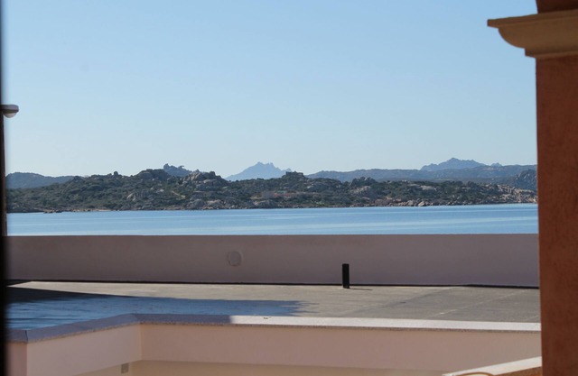 Ferienhaus in La Maddalena mit schattiger Terrasse, 50 Meter vom Meer entfernt