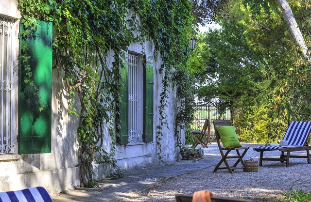 Rustikales Herrenhaus mit Grill