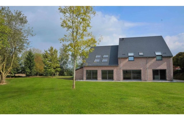 Gemütliches Ferienhaus in SommeLeuze mit Pool