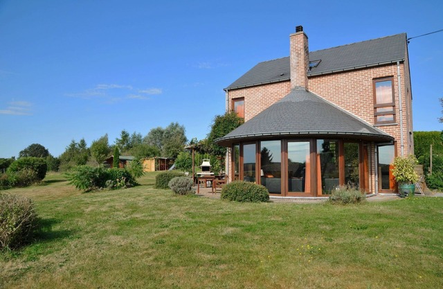Schöne Ferienwohnung in Somme-Leuze mit Pool