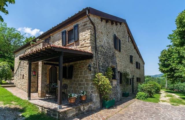 Agriturismo in zona collinare con piscina