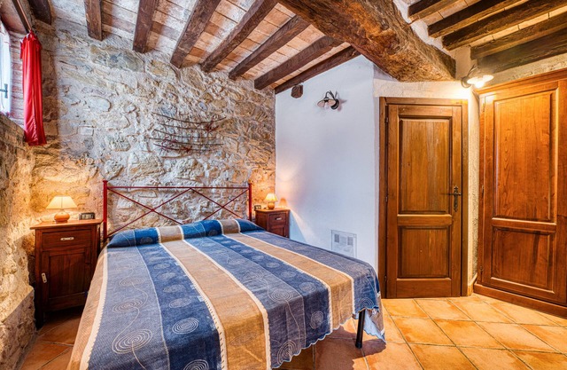 Ferienhaus 'Casale Storico XVII Sec - Rosa' mit Bergblick, Gemeinschaftspool und WLAN