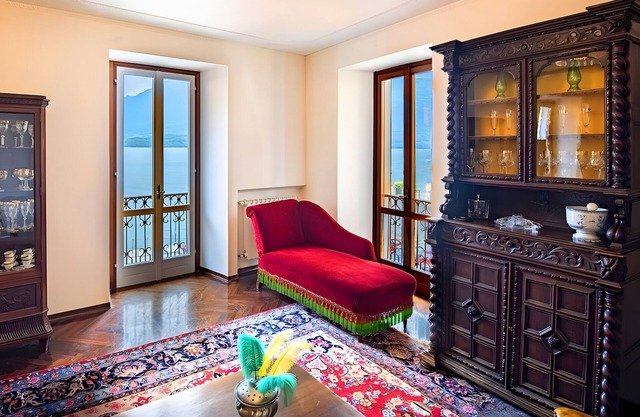 Holiday Home 'Elegant Central Large House' with Lake View, Wi-Fi and Air Conditioning