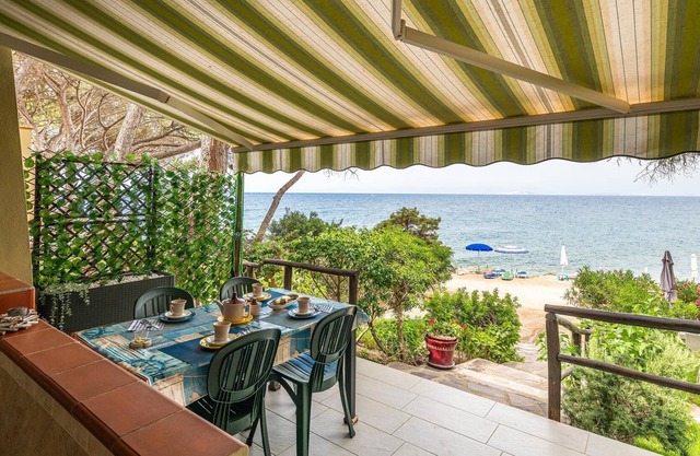 Ferienhaus 'Villino sul mare' direkt am Meer mit WLAN, Klimaanlage, Garten und Terrasse; Parkplatz vorhanden