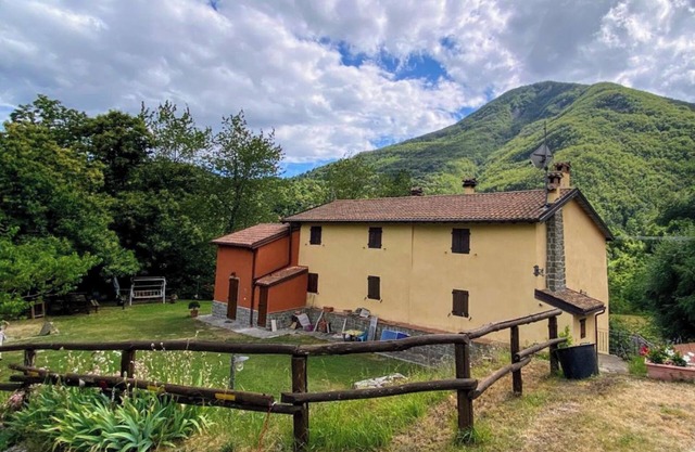 Ferienhaus 'La Casina Rossa Della Fornace' mit Bergblick, privatem Garten und WLAN