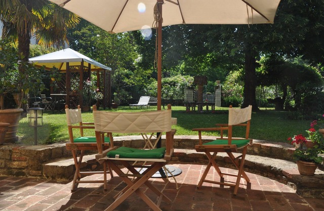 Freistehendes charmantes Gästehaus im Garten einer herrschaftlichen Villa