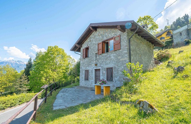 Ferienhaus 'La Rosa Bianca' mit Bergblick, privater Terrasse und WLAN