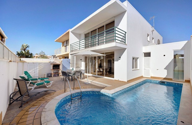 Ferienhaus 'Lagos Beach Pool Villa' mit privatem Pool, WLAN und Klimaanlage