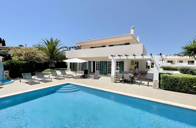 Casa de vacaciones 'Lagos Modern' con piscina privada, Wi-Fi y aire acondicionado