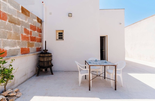 Ferienhaus 'Lu Ìentu' mit Meerblick, Gemeinschaftsgarten und Klimaanlage