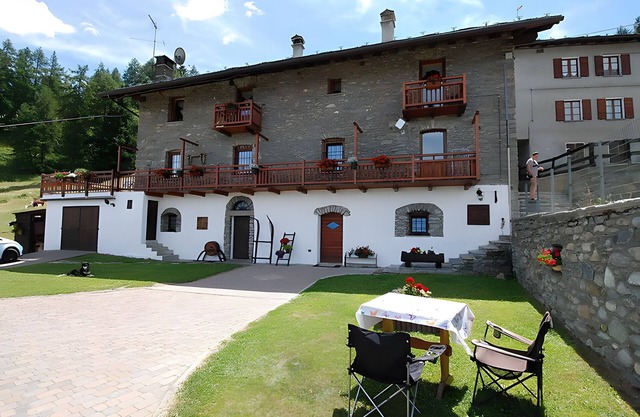 Ferienhaus 'Maison Cerise' mit Bergblick, Privatem Garten und Wi-Fi