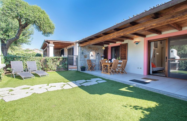 Ferienhaus 'Manessy' mit Meerblick, Gemeinschaftspool und Klimaanlage