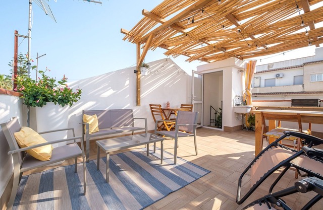 Ferienhaus 'Mira' Unterkunft mit einer Terrasse.