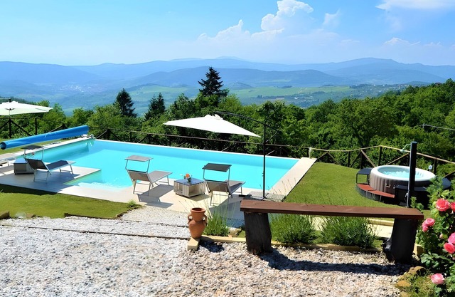 Holiday Home 'Podere Gualpoli' with Private Pool, Private Terrace and Wi-Fi