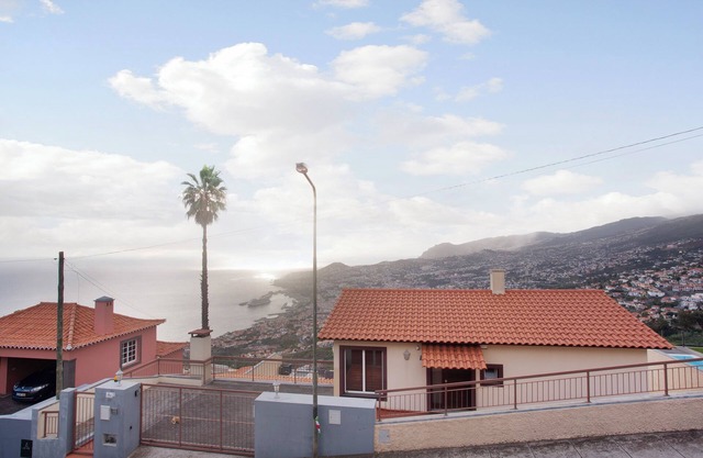 Ferienhaus "Slice of Paradise - Palheiro de Golf" mit Meerblick, Garten und WLAN