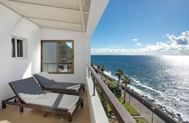Ferienhaus 'The Yellow House' mit Meerblick, Balkon und Wi-Fi