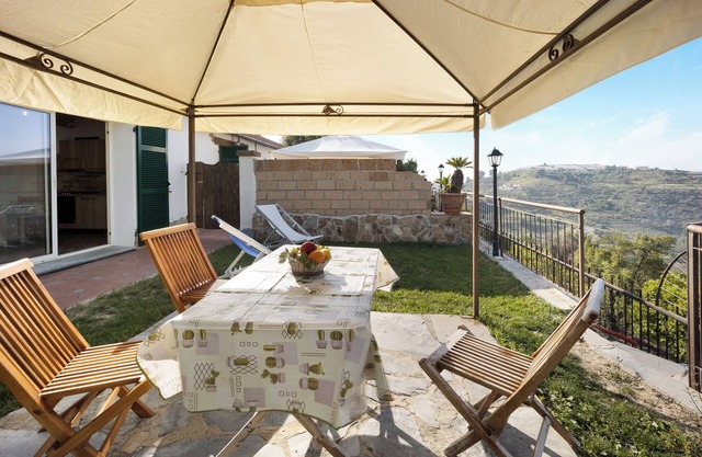 Ferienhaus 'Timo' mit Meerblick, Gemeinschaftspool und Klimaanlage