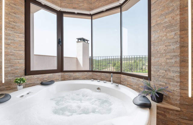 Ferienhaus 'Torre Buen Aire Con Jacuzzi' mit Bergblick, privater Terrasse und Balkon