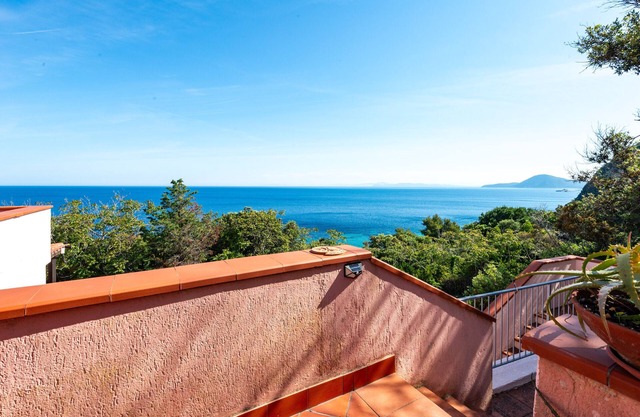 Ferienhaus 'Trilocale Maestrale Beach' mit Meerblick, privater Terrasse und Klimaanlage