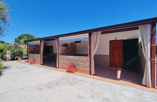 Ferienhaus 'Villa Elvira Trilocale' mit privater Terrasse, Gemeinschaftsgarten und Klimaanlage