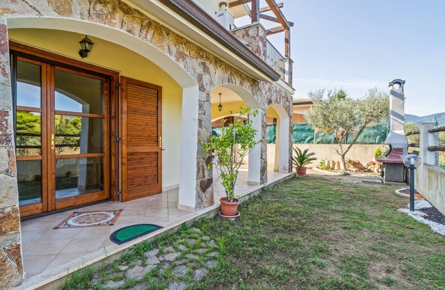 Ferienhaus Villamara mit Terrasse, Bergblick und Garten; Parkplätze vorhanden