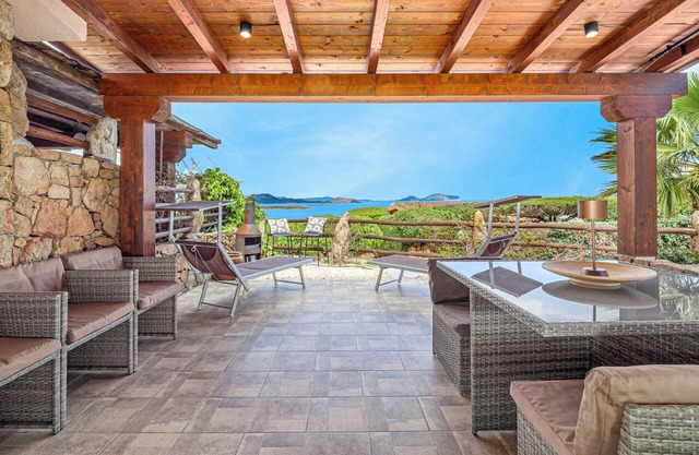 Ferienhaus "Villa Caterina" mit Meerblick, gemeinschaftlich genutztem Pool & WLAN