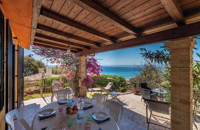 Ferienhaus "Villa Laura" mit Meerblick, Garten, Terrassen & WLAN