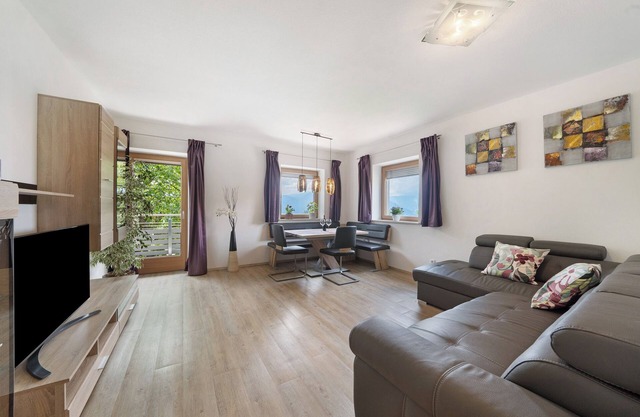 Ferienhaus 'Villa Reny' mit Bergblick, privater Terrasse und WLAN
