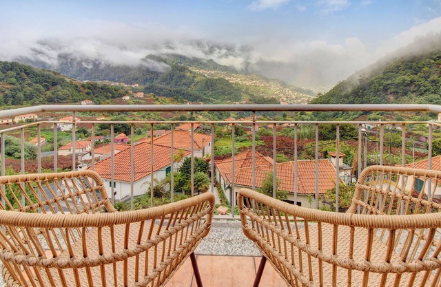 Ferienhaus 'Vinháticos House' mit Bergblick, Garten und WLAN