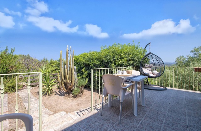 Ferienhaus "Vista Mozzafiato ad Isola Rossa" mit Meerblick, privater Terrasse und Klimaanlage