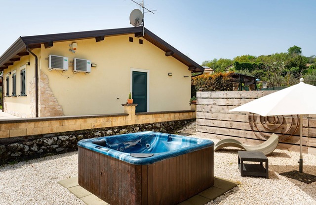 Ferienhaus mit WLAN, Klimaanlage, Garten und Whirlpool