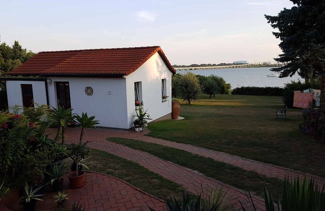 Ferienhaus mit Terrasse direkt am Wasser