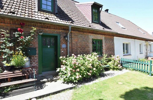 Strandnahes Ferienhaus mit Spielplatz und Garten