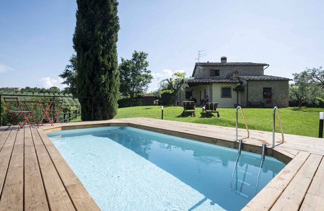 Ferienhaus mit Garten und Pool