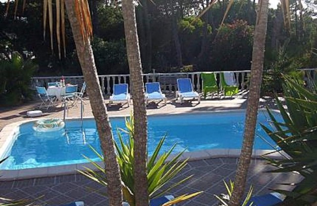 Ferienhaus mit Garten, privaten beheizten Pool, in Praia das Macas