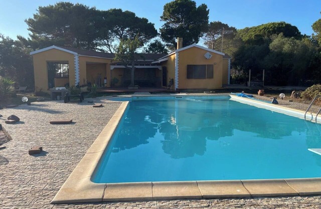 holiday home with huge pool! Quiet location, 500 m away from the sea