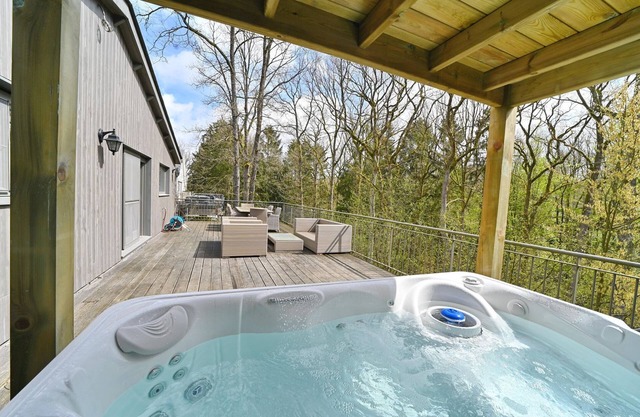 Holiday home with Jacuzzi & sauna