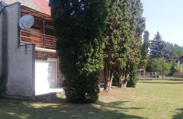 Ferienhaus mit großem Garten, Kinderspielplatz und geschlossenen Parkplatz.