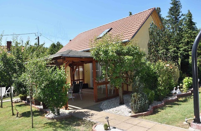 Ferienhaus medencével és internettel
