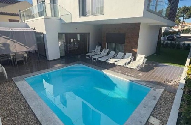Holiday home with pool 15 minutes walk from the beach and 5 minutes from Aroeira golf course